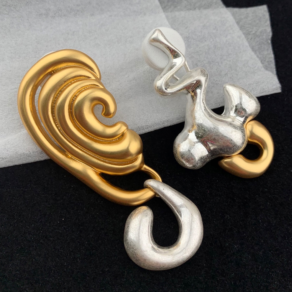 Lip Shape Statement Ring Bold Fashion Jewelry in Polished Finish Fun and Playful Design Electroplated Alloy Great Gift Idea