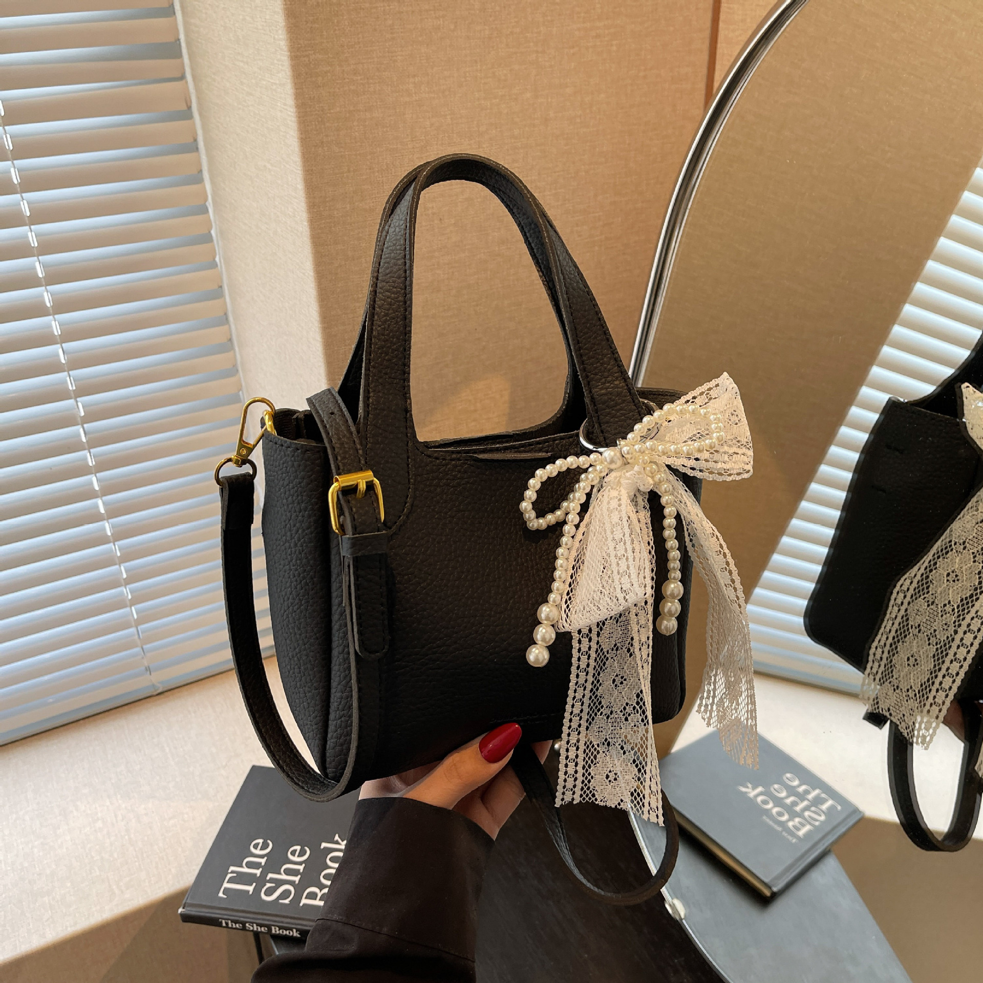 2025 New Western Designer Women's Simple Handheld Bucket Bag New Korean Edition Lychee Pattern Shoulder Bag Crossbody Bag