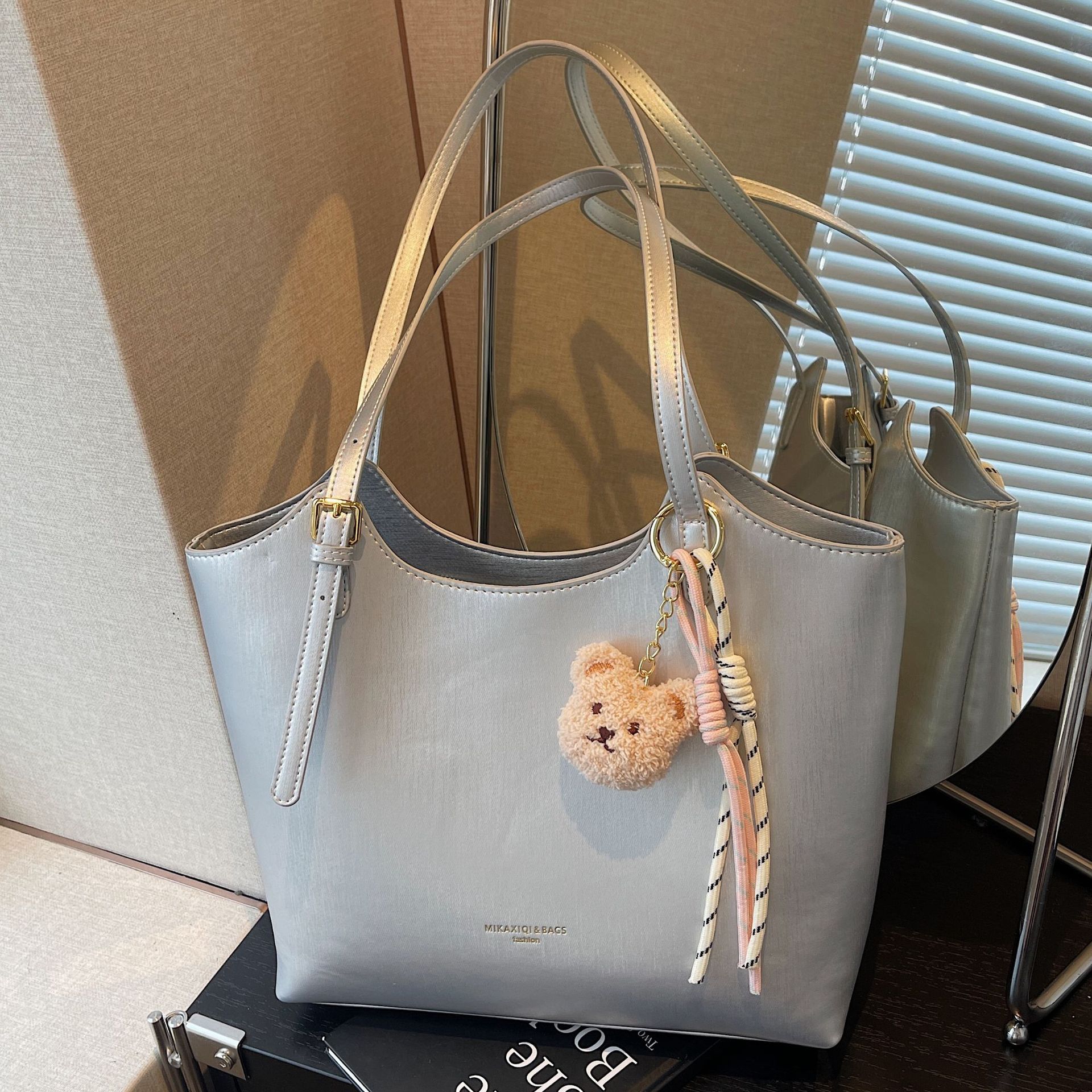 Designer Bag Luxury Bag Women S Vintage Commute Tote Spacious Shoulder Bag Underarm Shoulder With Niche Design Retro Crossbody Purse With Free Shippin