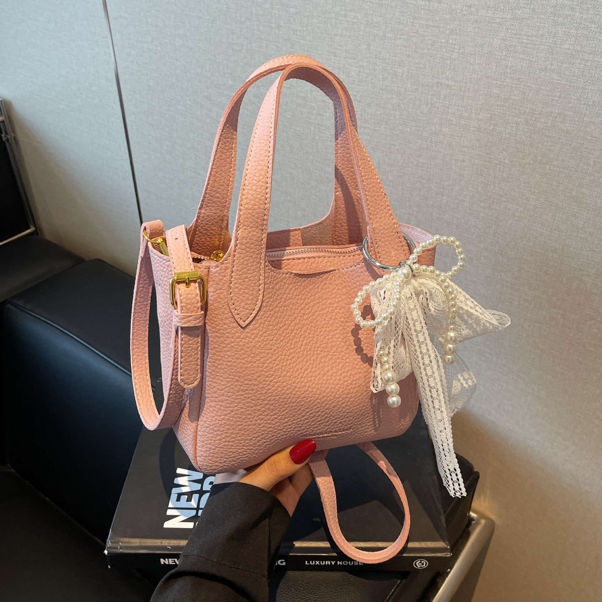 2025 New Western Designer Women's Simple Handheld Bucket Bag New Korean Edition Lychee Pattern Shoulder Bag Crossbody Bag