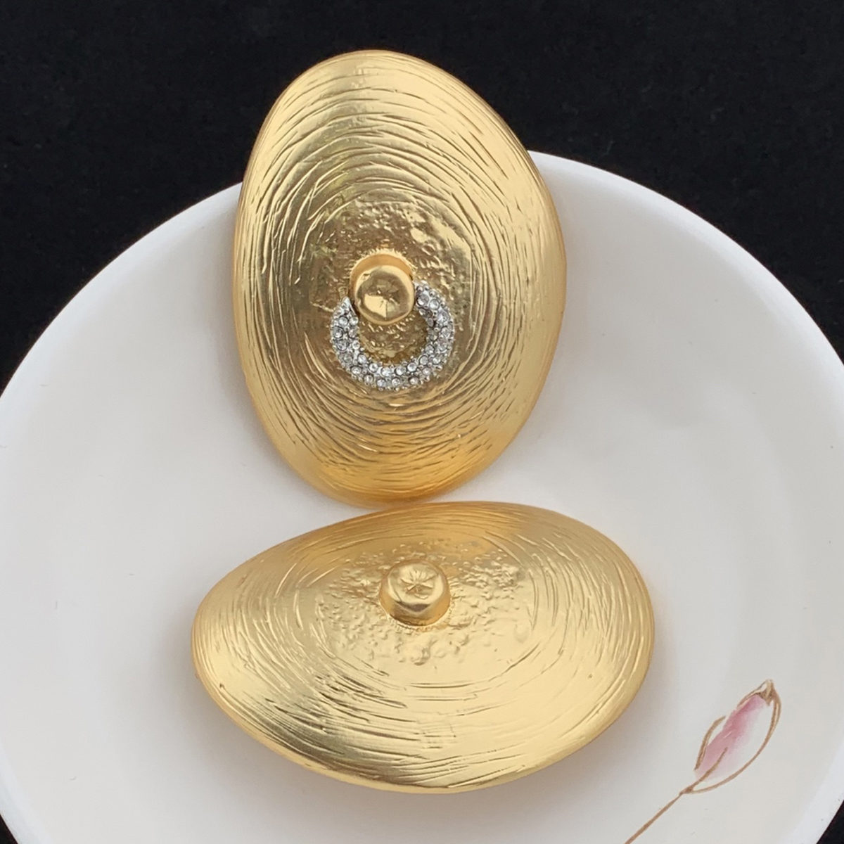 Minimalist Eye Mask Brooch Artistic Theater Style Accessory with Electroplated Finish Modern Fashion Design Jewelry