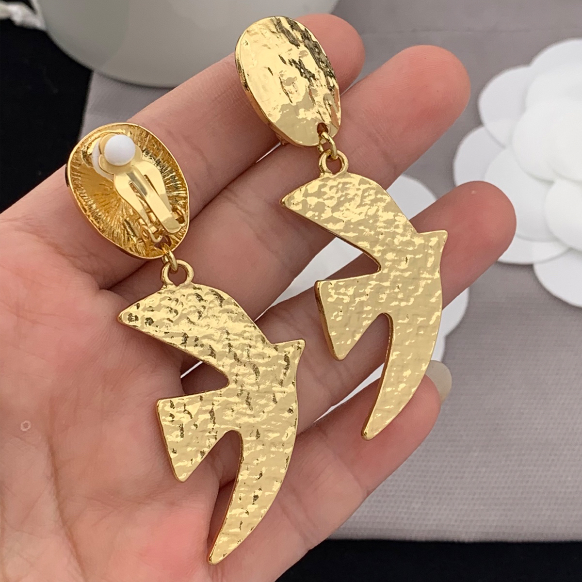 Abstract Lip Shape Brooch Fashionable Red Enamel Pin with Metallic Gloss Fun Statement Accessory for Coat Hat Scarf Gift for Creative Women