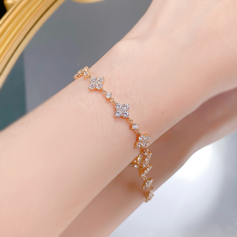 Luxury Women's Adjustable Chain Bracelet: Fine Crafted Silver & Diamond-like Flowers