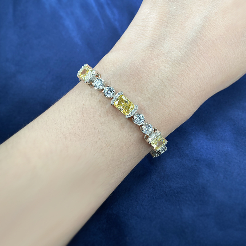 Sleek Designer's Choice: Shimmering S925 Yellow Diamondband Necklace Featuring Sparkling Cubics