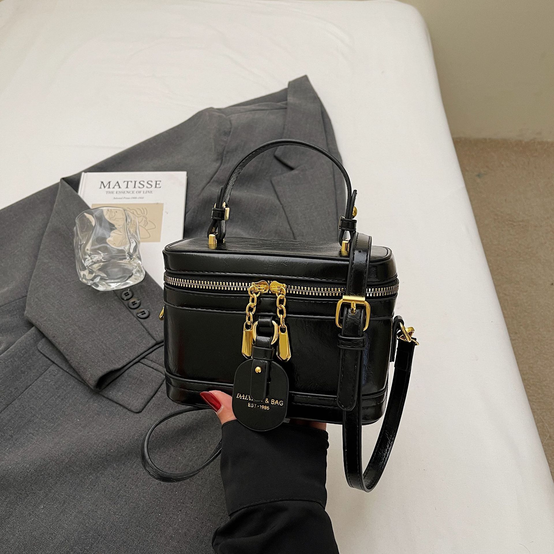 2025 Outdoor Style Free Delivery Designer New Box Trendy Splicing Design Shoulder Fashionable, Simple Versatile Handheld Crossbody Bag For Women