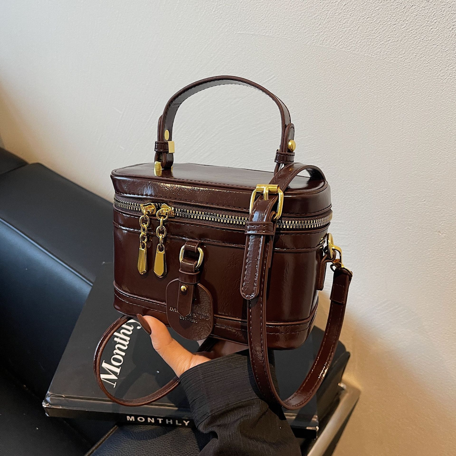 2025 Outdoor Style Free Delivery Designer New Box Trendy Splicing Design Shoulder Fashionable, Simple Versatile Handheld Crossbody Bag For Women