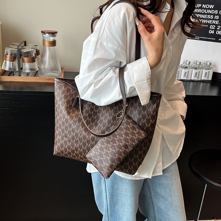 2025 New outdoor style luxury free delivery Designer Bag High end handbag, women's large capacity tote 2025 new commuting versatile fashion bag, 