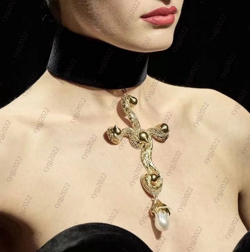 Schiaparelli High end fashion show style Neck Chain heavy industry Baroque pearl adjustable velvet strap Choker Necklace Schiaparelli Vintage Jewelry Catwalk