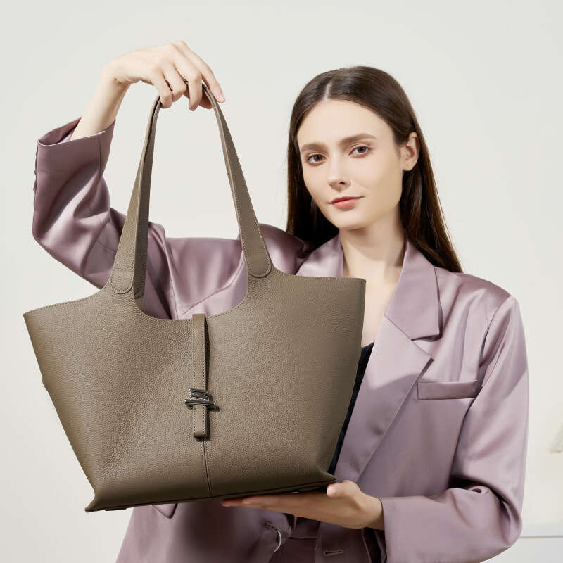 Tote Bag Early Autumn New Head Layer Wind Chime Tote For Women Large Capacity Commuter Handheld Single Shoulder Genuine Leather Women S Bag KQ