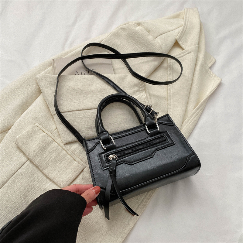 Free Delivery Designer Bag Hand For Women In Winter 2025 New Trendy Fashionable Motorcycle With A Niche And Versatile Texture Instagram Single Shoulde