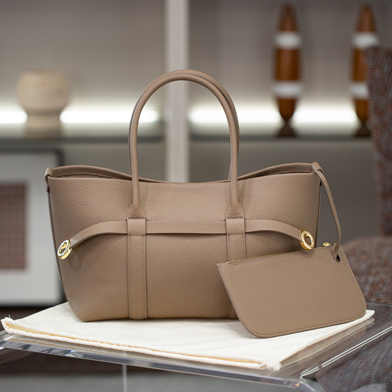 Top brand new high-end handbag large capacity spliced leather women's handbag suitable for commuting fashionable multifunctional handbag new free