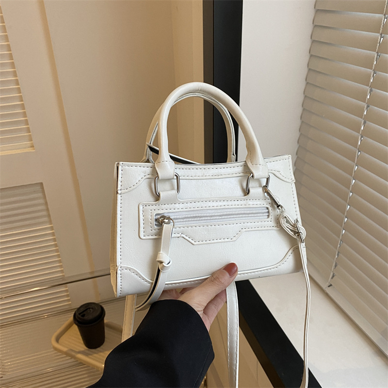 Free Delivery Designer Bag Hand For Women In Winter 2025 New Trendy Fashionable Motorcycle With A Niche And Versatile Texture Instagram Single Shoulde