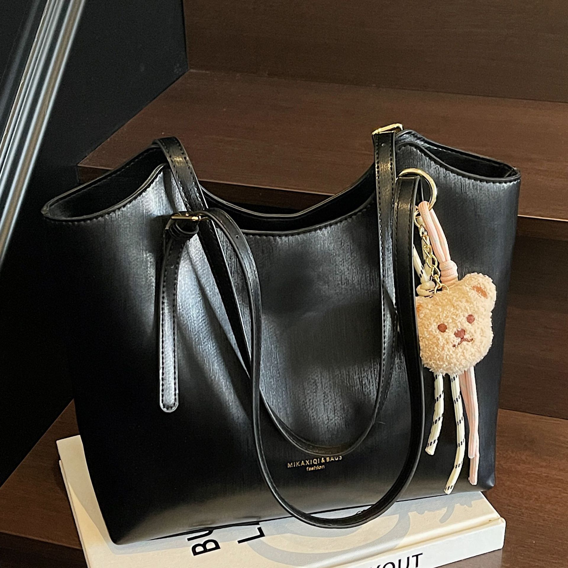 Designer Bag Luxury Bag Women S Vintage Commute Tote Spacious Shoulder Bag Underarm Shoulder With Niche Design Retro Crossbody Purse With Free Shippin