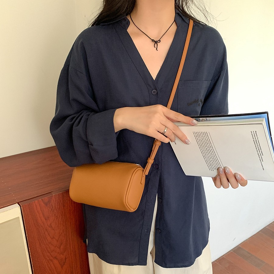 Trendy Casual Accessory by Ladies Designer Brand: Durable Microfiber Leather Tote Envelope Style