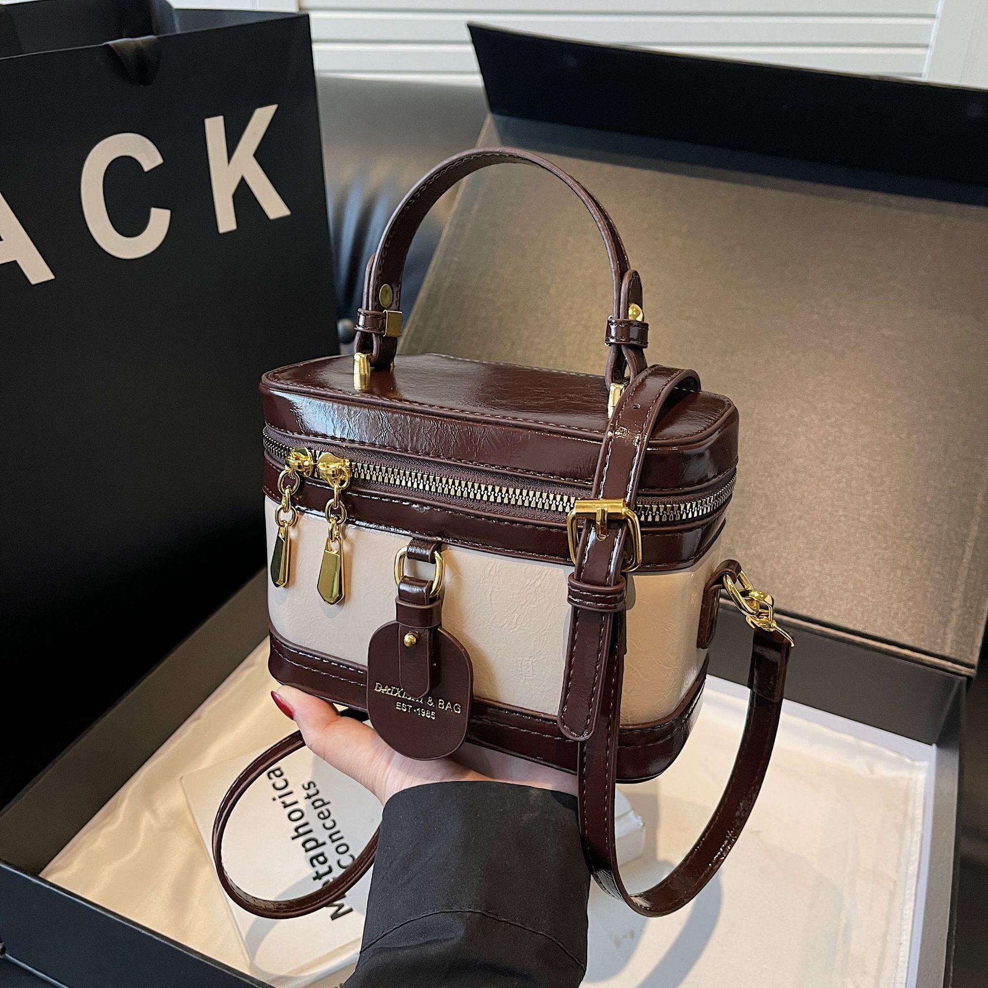 2025 Outdoor Style Free Delivery Designer New Box Trendy Splicing Design Shoulder Fashionable, Simple Versatile Handheld Crossbody Bag For Women