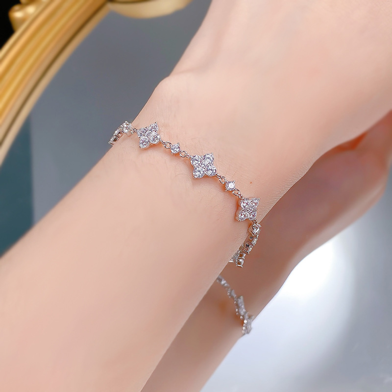 Luxury Women's Adjustable Chain Bracelet: Fine Crafted Silver & Diamond-like Flowers