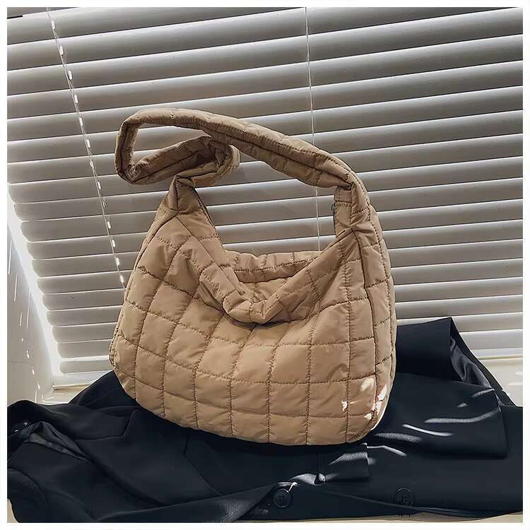 Cloud Quilted Shoulder Bag for Women Soft Puffy Tote Bag Large Capacity Casual Hobo Bag Cozy French Style Handbag for Fall and Winter