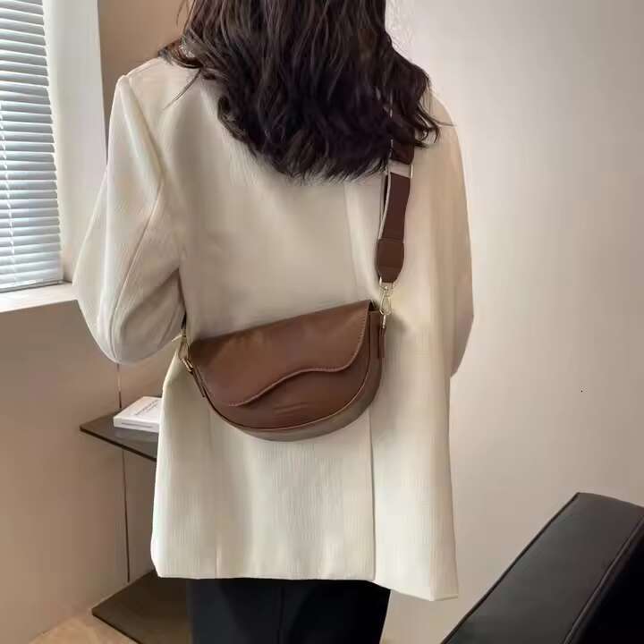 Saddle Shoulder Bag for Women Faux Leather Crossbody Purse with Wide Strap Trendy Underarm Bag Casual Small Messenger Bag for Daily Commuting
