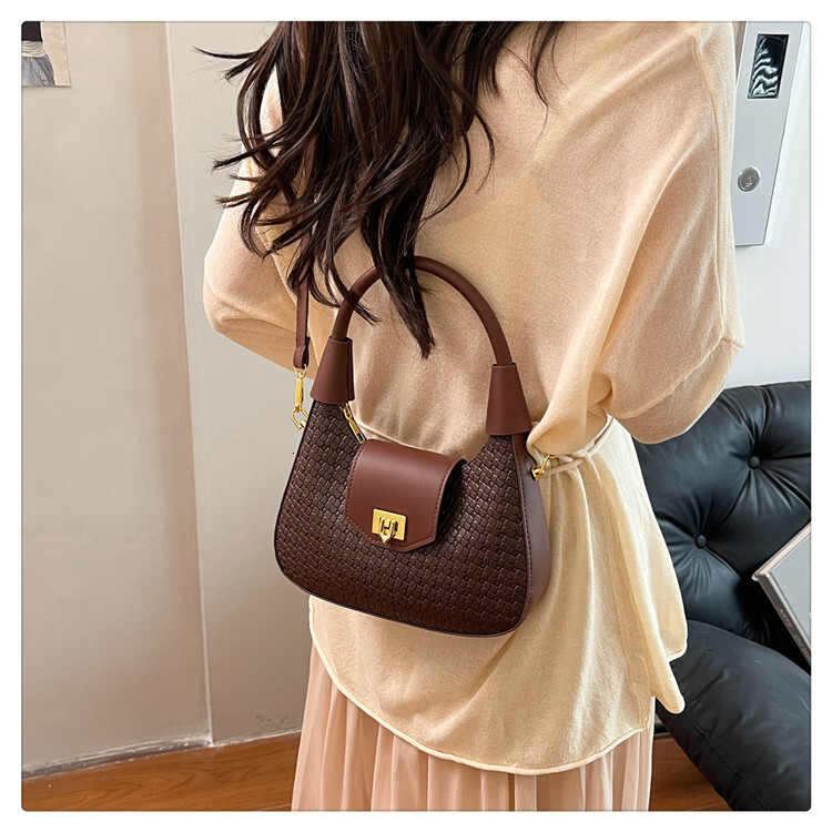 Free Delivery Designer Bag Women's Crossbody Bag New Fashionable Woven Hand-held Shoulder Bag Women's Versatile Casual Crescent Dumpling Bag