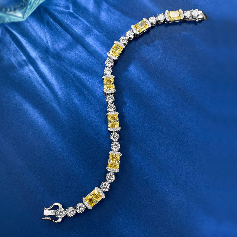Sleek Designer's Choice: Shimmering S925 Yellow Diamondband Necklace Featuring Sparkling Cubics