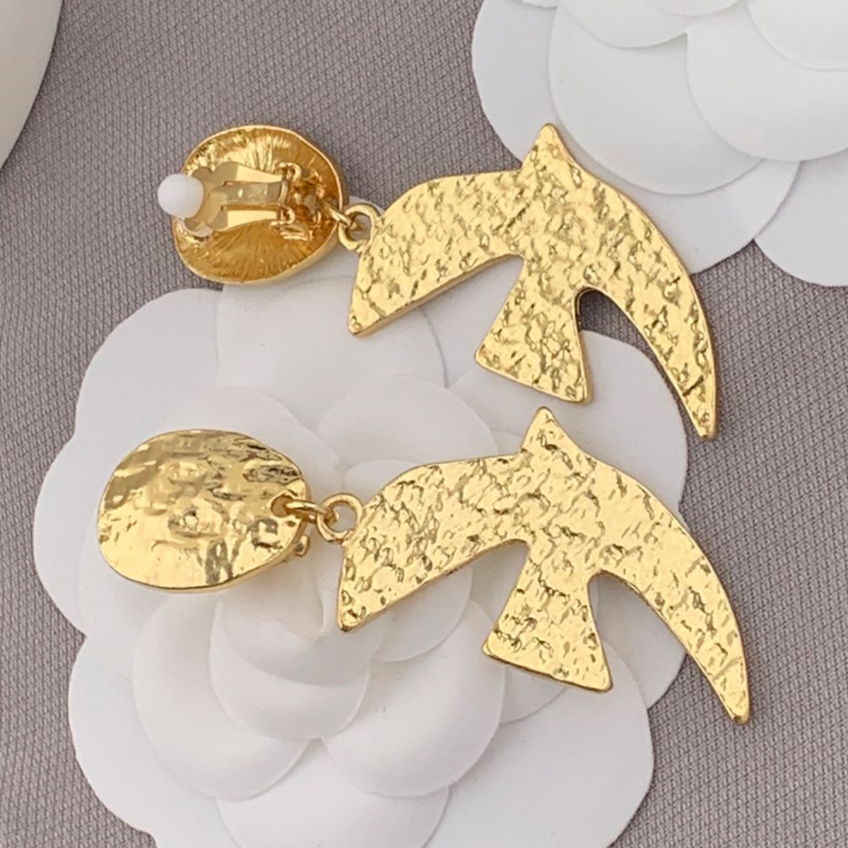 Red Lip Brooch Bold Pop Style Jewelry Enamel Finish Zinc Alloy Pin for Jacket Hat Bag or Scarf Statement Accessory