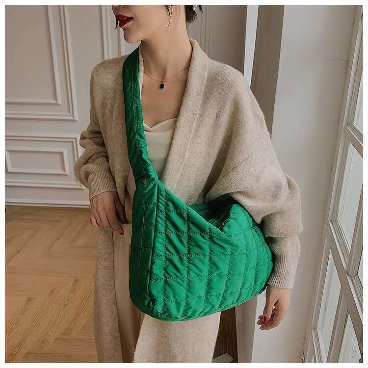 Cloud Quilted Shoulder Bag for Women Soft Puffy Tote Bag Large Capacity Casual Hobo Bag Cozy French Style Handbag for Fall and Winter