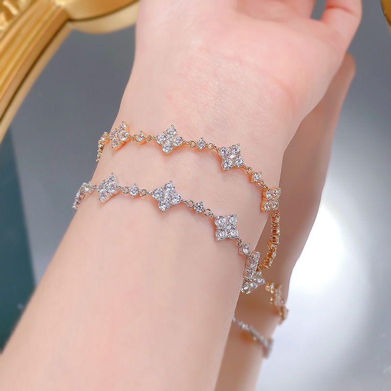 Luxury Women's Adjustable Chain Bracelet: Fine Crafted Silver & Diamond-like Flowers