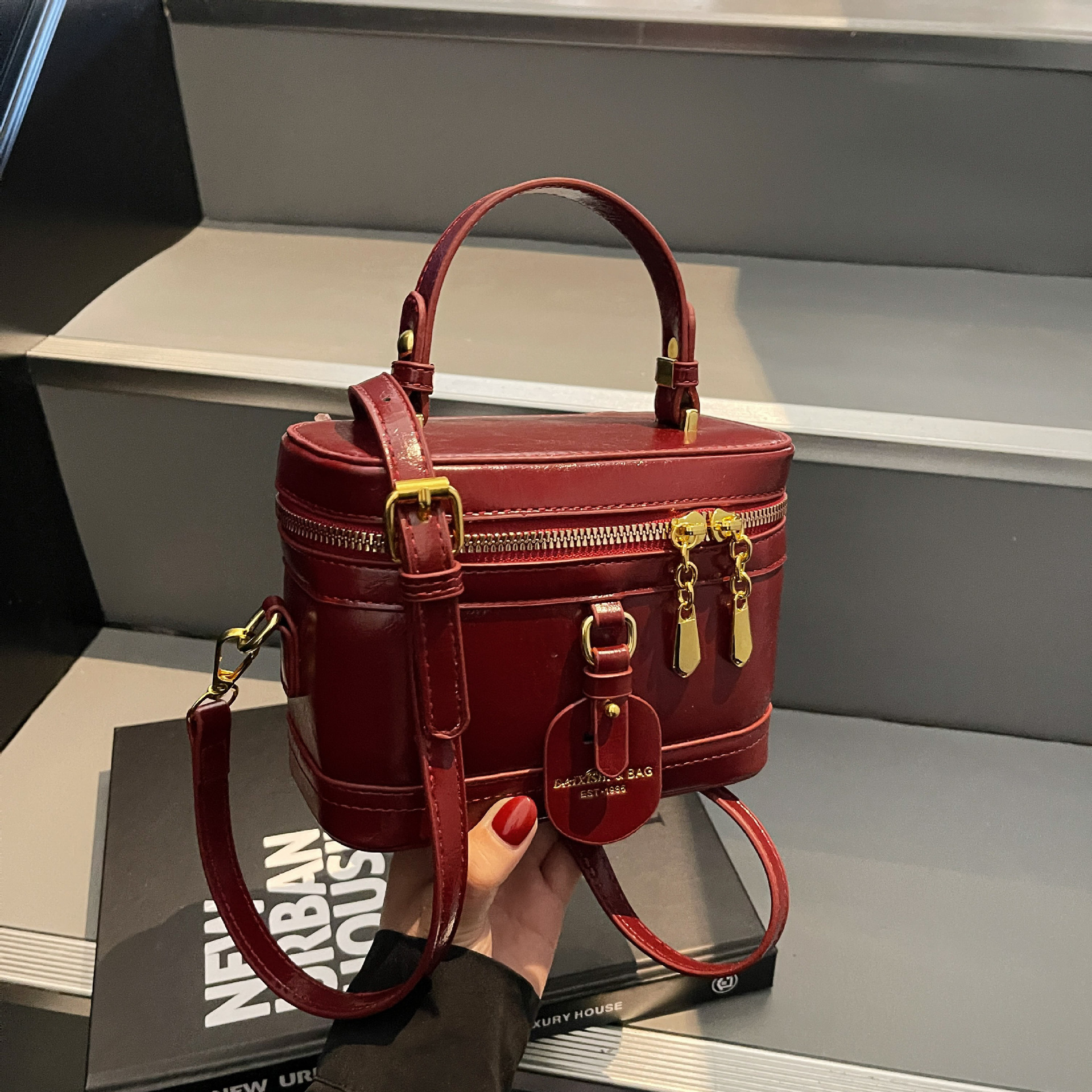 2025 Outdoor Style Free Delivery Designer New Box Trendy Splicing Design Shoulder Fashionable, Simple Versatile Handheld Crossbody Bag For Women