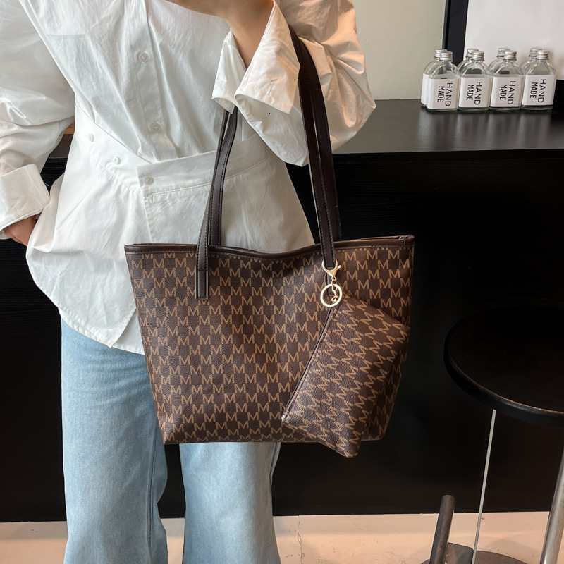 2025 New outdoor style luxury free delivery Designer Bag High end handbag, women's large capacity tote 2025 new commuting versatile fashion bag, 