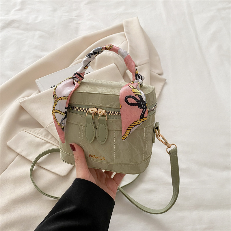 Internet celebrity women's 2025 summer new Korean version fashionable single shoulder small square bag niche design crossbody bucket bag