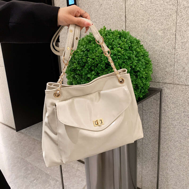 Design inspired Korean version single shoulder diagonal cross chain commuting large capacity wandering women's soft leather armpit bag 2025 tempe