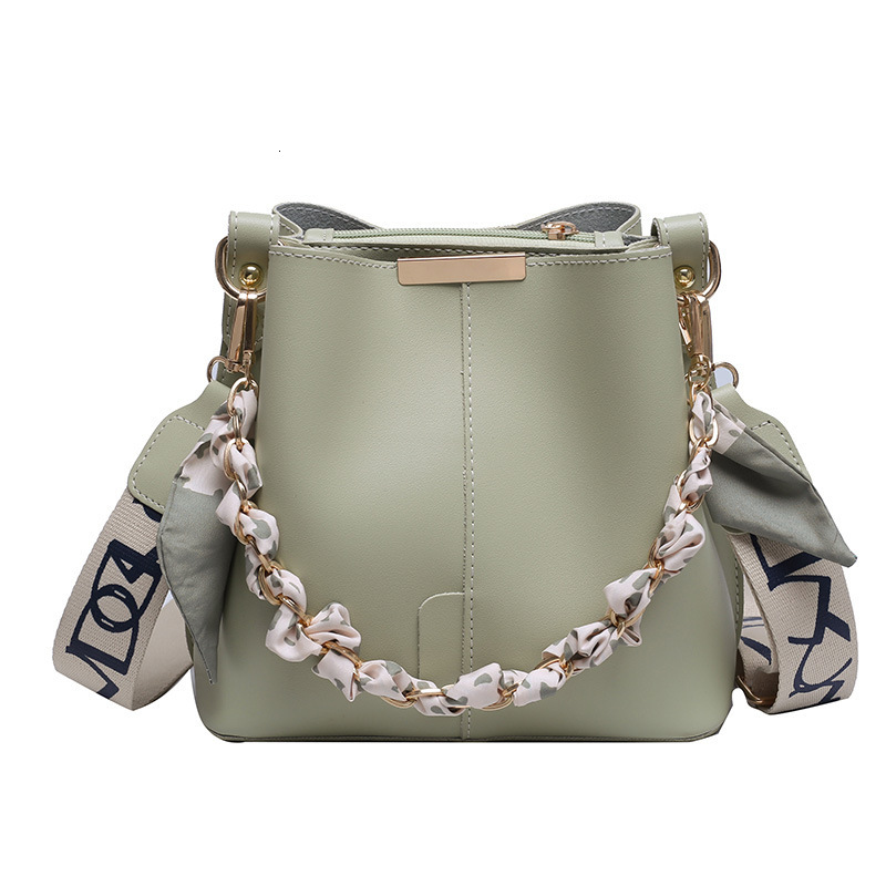 Single shoulder bucket bag women's high-end sense large capacity 2025 spring new fashion niche design commuting crossbody bag