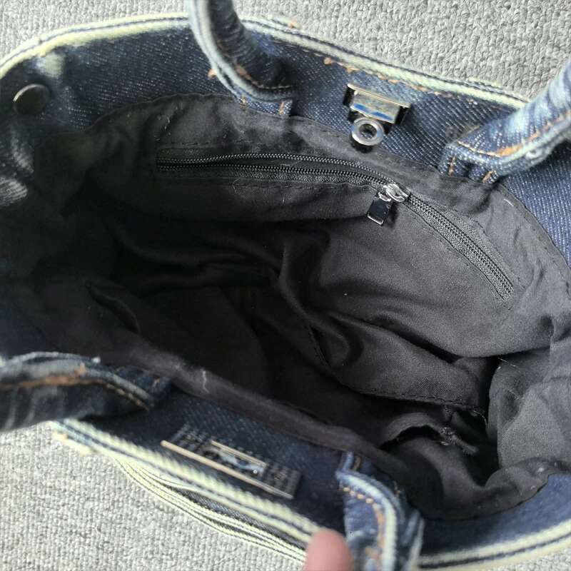 2025 new European and American classic lock design wash denim pants personalized top handle shoulder bag