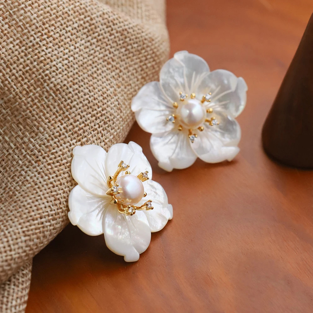 Natural White Shell Flower Natural Pearl Earrings for Women Korean Classic Vintage Fashion Jewelry Earrings GE1591 250517