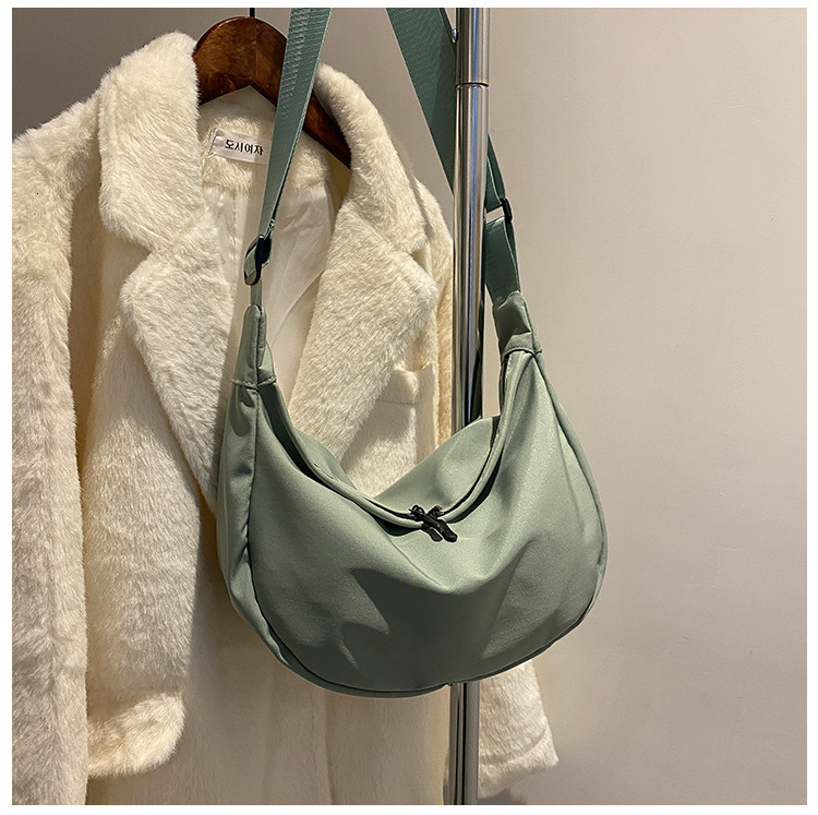 brand high-quality new autumn and winter fashion Korean version large capacity crossbody bag casual lightweight Oxford cloth simple dumpling bag free 