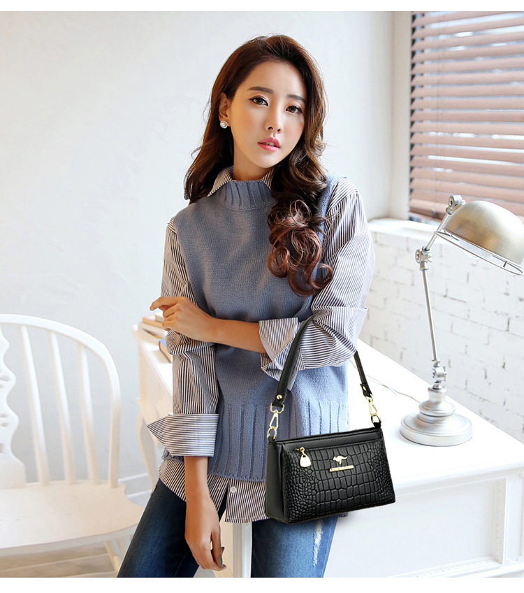 2025 New Outdoor Style Luxury Free Delivery Designer Bag Ladies' Fashionable Versatile Hand-held Middle-aged Mother Bag Simple Single Shoulder Cr