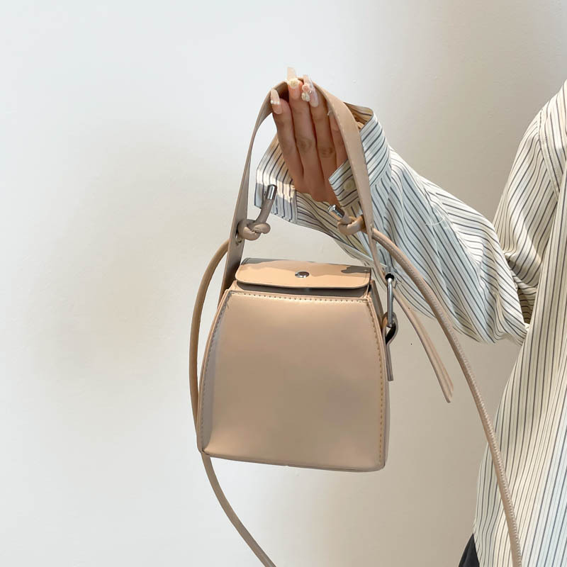 New high-end texture niche women's hand-held small square bag for spring and summer, fashionable and personalized design, single shoulder crossbo