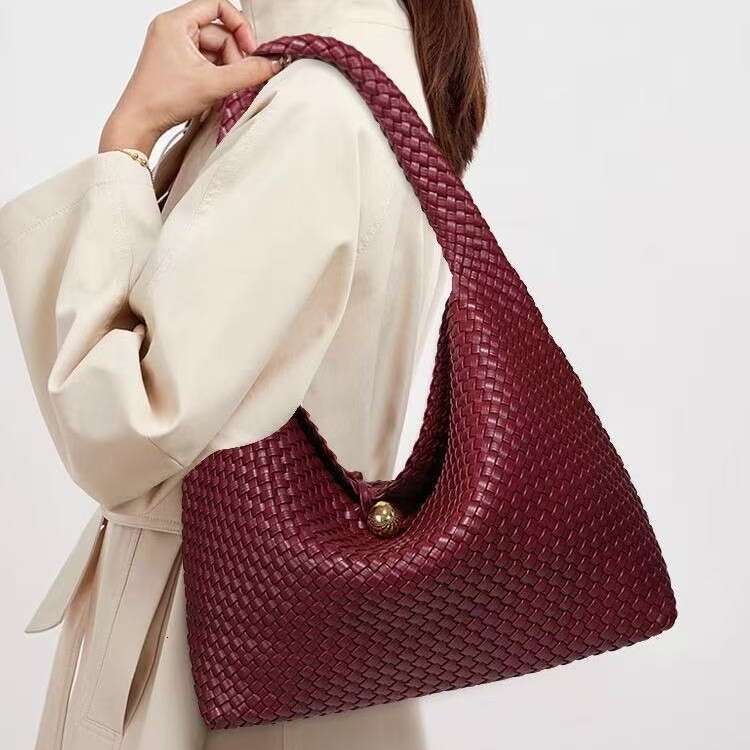 French armpit woven women's bag, high-end and trendy, niche handbag, large capacity commuting shoulder bag for work
