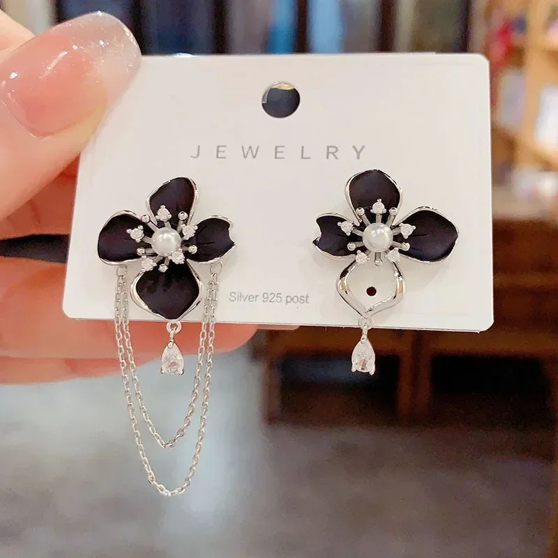 Asymmetric Flower Dangle Earrings for Women Elegant Petals Stud Earrings Elegant Black White Floral Jewelry Gift Female 250517