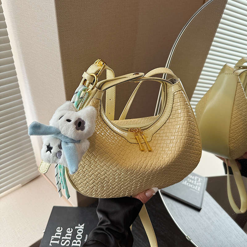 2025 summer new casual texture niche crescent bag stylish and trendy women's single shoulder crossbody bag