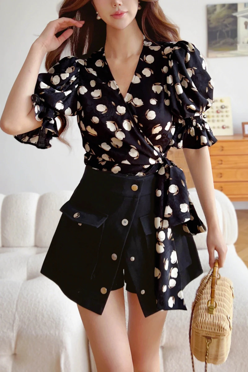 Summer Print Shirt Womens Tops Jacquard Puff Sleeve Asymmertrical V Neck Blouses Basics Y2K DABUWAWA DM2BST002 250520