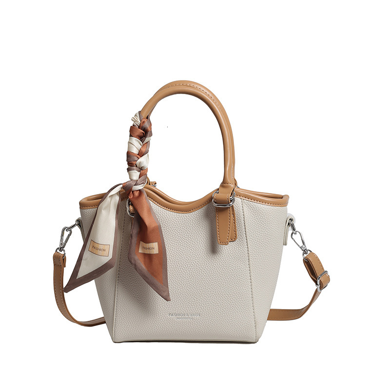 Handheld fashionable bucket Korean version trendy shoulder for women 2024 new niche simple casual crossbody commuting bag