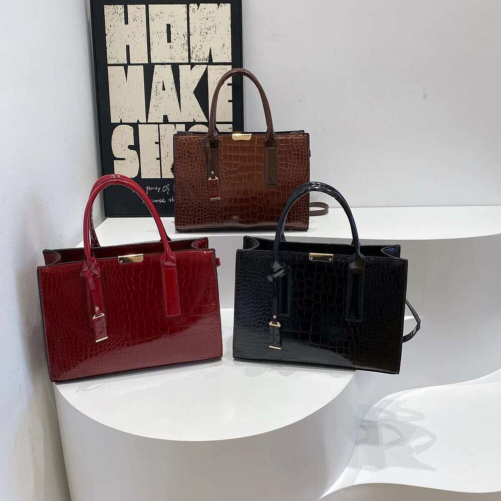 Crocodile Crossbody Patent Leather Women's Messenger Bag High Quality Ladies Handbag