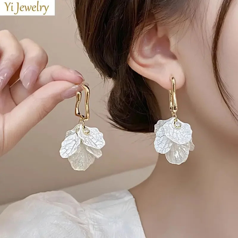 White Shell Earrings for Women Small Hoop Flower White Petal Pendant Earrings Sweet Jewelry Gift Female 250520