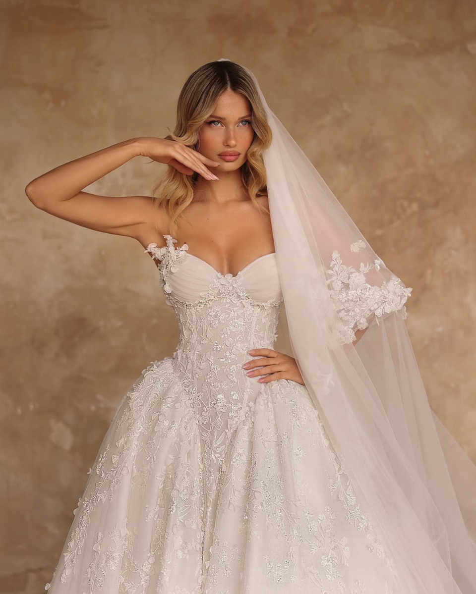 Simple Strapless Lace A Line Wedding Dress Elegant Sleeveless Applique Bridal Dress Floor Length Customized vestidos de novia