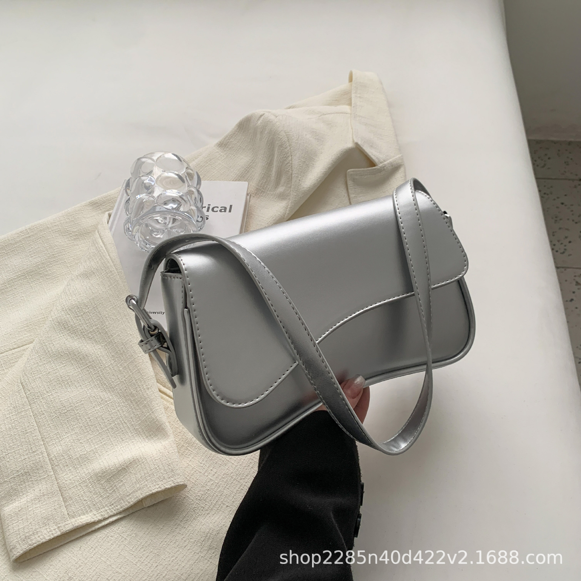 High quality brand new flip magnetic shoulder buckle suitable for work commuting fashion women's bag diagonal cross handbag free delivery designe