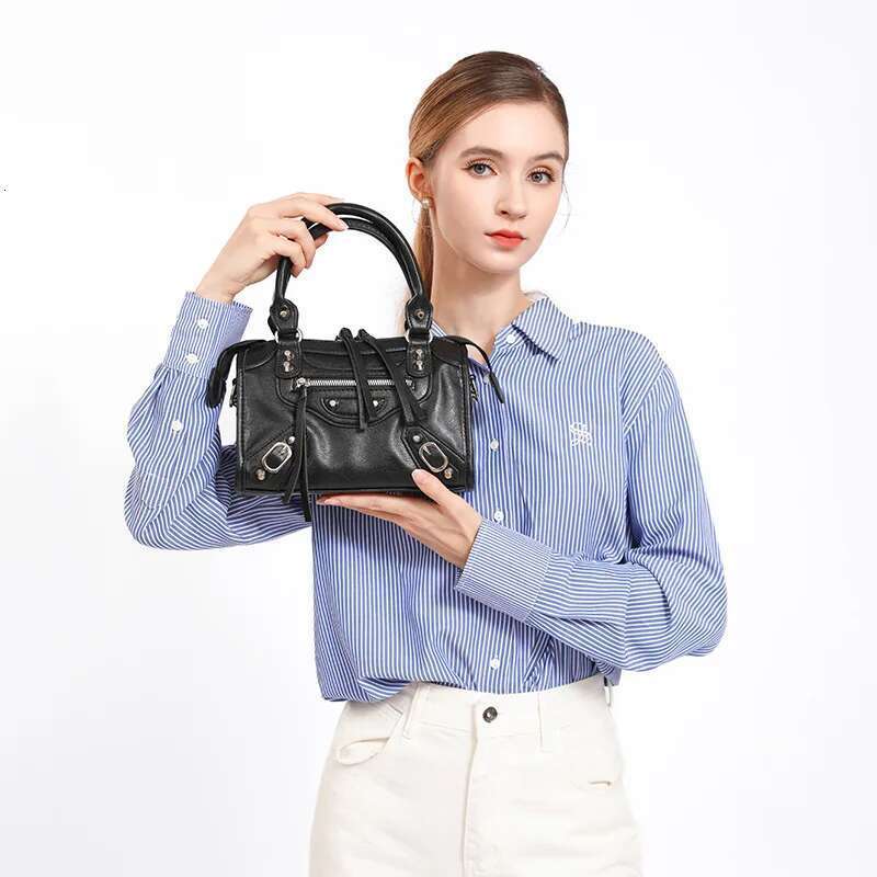European And American Fashion Retro Handbag For Women New Style Heavy Industry Light Motorcycle Shoulder Bag