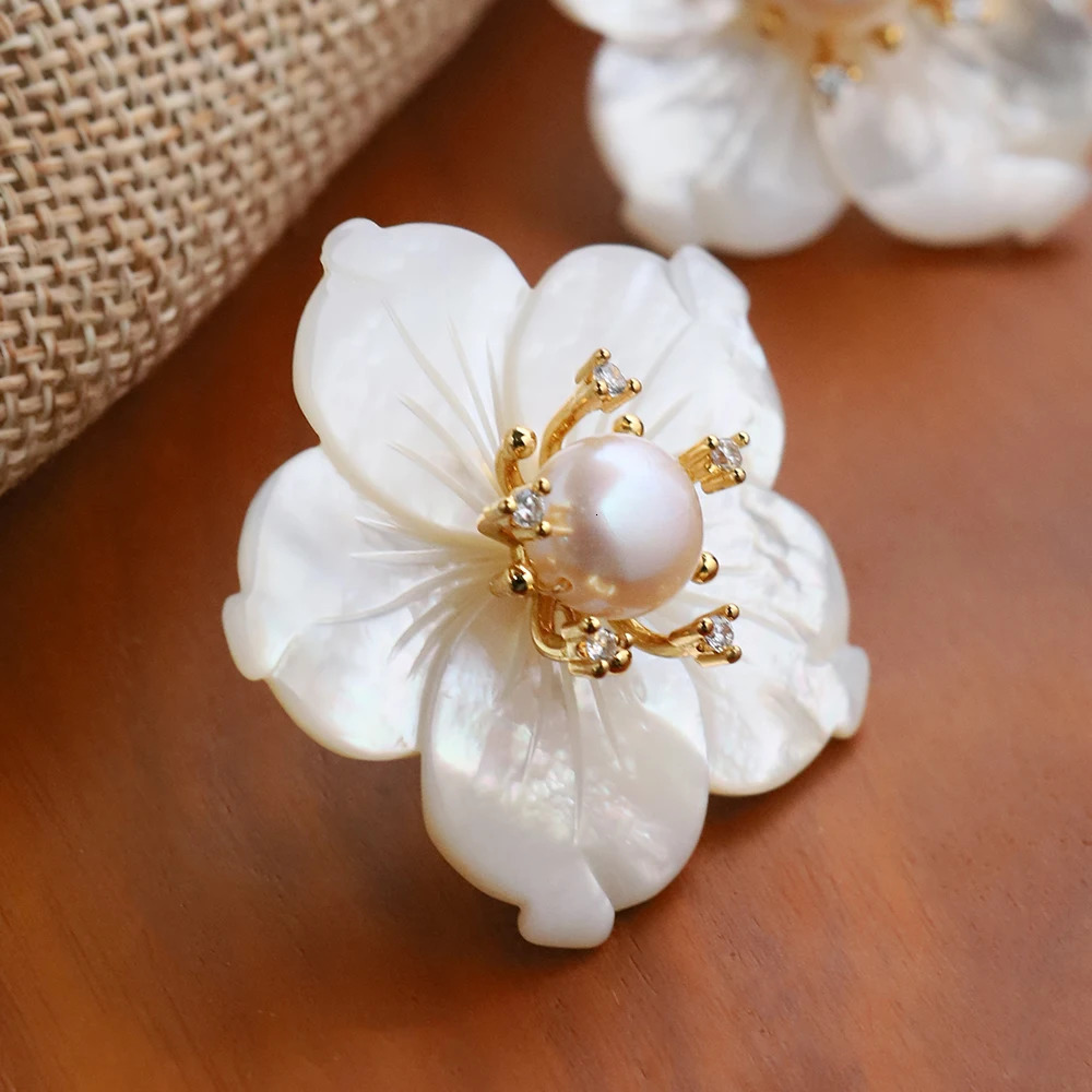 Natural White Shell Flower Natural Pearl Earrings for Women Korean Classic Vintage Fashion Jewelry Earrings GE1591 250517