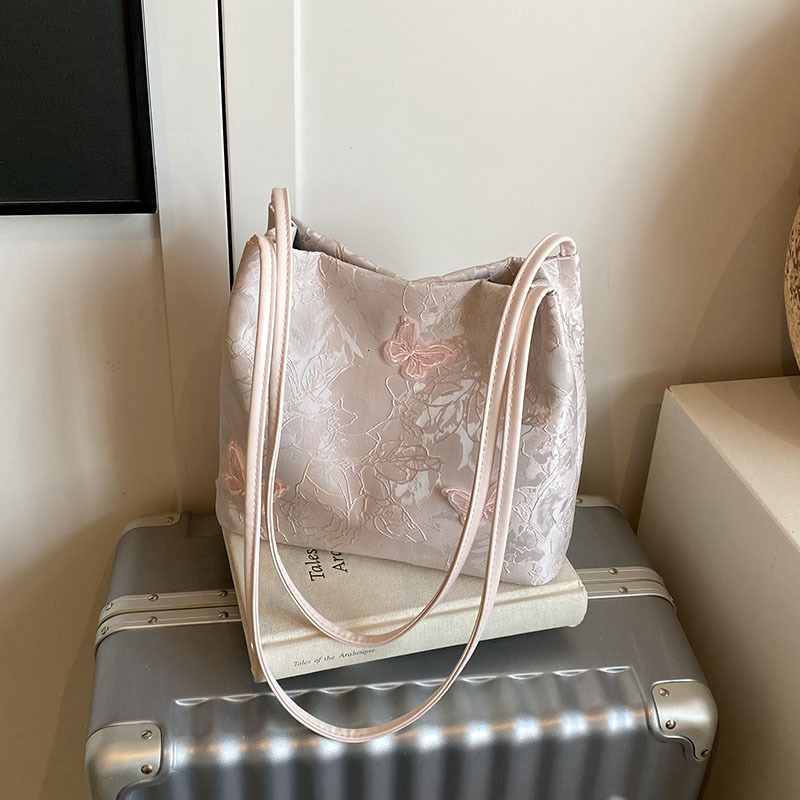 New Chinese style handbag for women in 2025, niche and popular butterfly embroidery shoulder bag, large capacity bucket bag