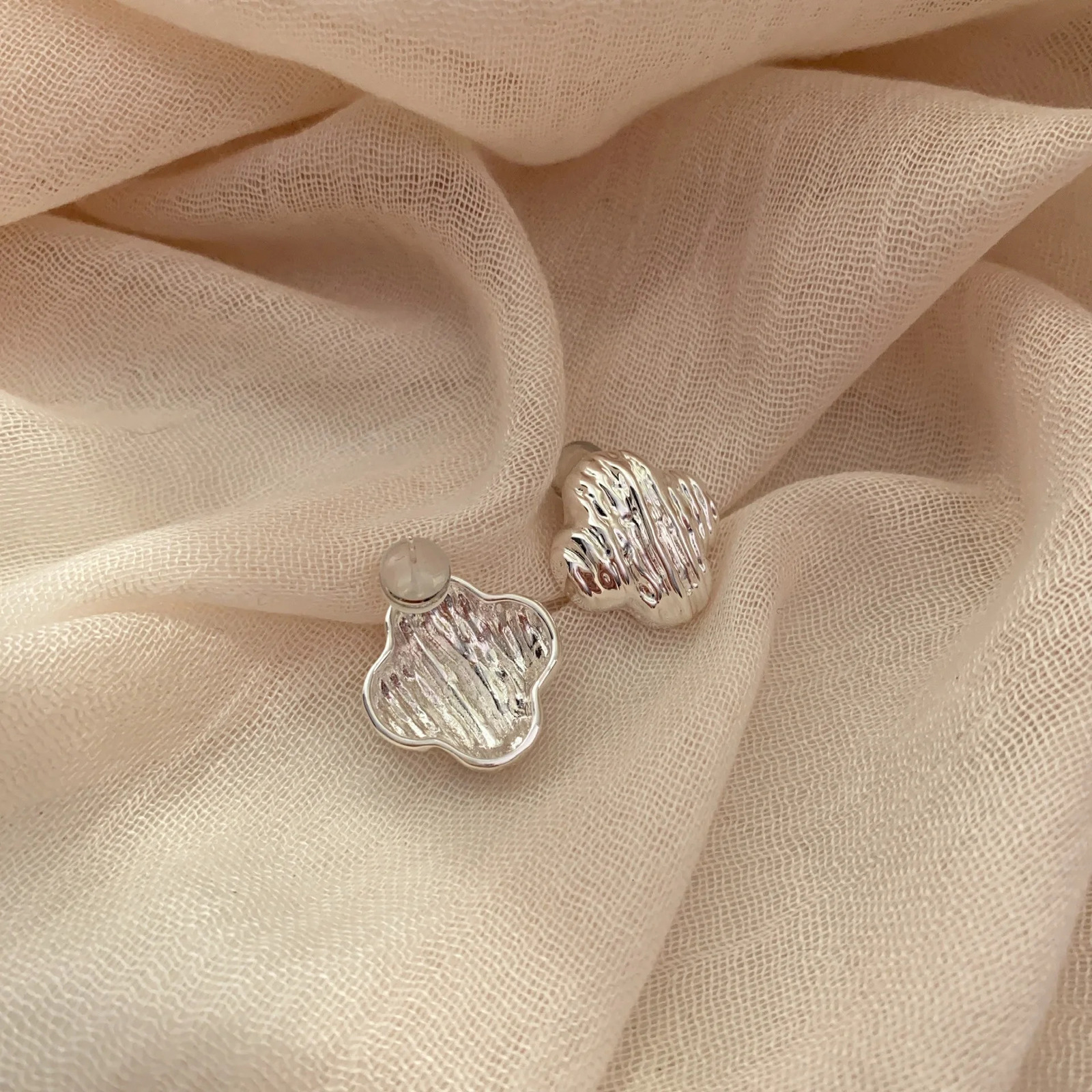 Korean Irregular Stud Earrings for Women Silver Color Water Ripple Pattern Geometric Textur Copper Ear Accessories Party Gifts 250517